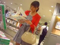 立ち読み中に逆さ撮りパンチラ！上着とコーディネートした眩しい食い込み赤パンツ