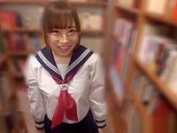 図書室で隠れてフェラチオ！チ〇ポを見せると音を出さないようにしゃぶってくれる女子