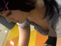 店内パンチラ胸チラ！しゃがむと上から立ち上がると下から撮られちゃう美少女ギャル