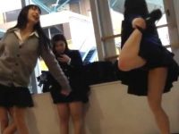 野外パンチラ！はしゃいでパンツ見えても気にしない楽しそうなミニスカ制服娘たち