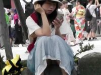 座りパンチラ！ロングスカートで膝に手を置いても正面からパンツが見えてる娘たち