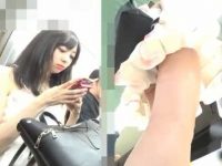 駅のホームでパンチラ逆さ撮り！動かないと前後から純白パンツを狙われるミニスカ美女