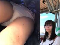 おっとりメガネ女子パンチラ逆さ撮り！長めのスカートでも緩めの純白パンティー丸見え