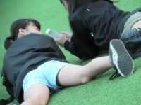 公園短パンパンチラ！寝転んで股を大きく開き隙間からパンツ丸見えの無防備娘2人組