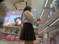 店内パンチラ逆さ撮り！真面目そうな黒髪制服娘のお尻丸出し食い込ませすぎパンツ