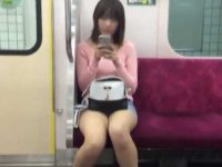 電車座りパンチラ！両膝をつけて内股にしてバッグを置いて防御しても純白パンツ丸見え