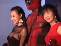 イベントでおっぱいポロリ！透けドレス越しに乳首を見せたまま記念撮影に応じる美女