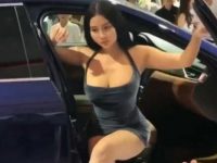 キャンギャルパンチラ！セクシーポーズで展示車よりも注目を集めるむちむち爆乳美女