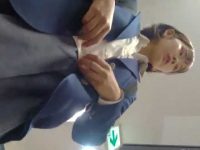 声かけパンチラ！前から水玉パンツを見られながら愛想よく話してくれる制服美少女