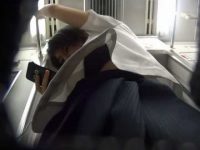 電車内パンチラブラチラ！逆さ撮りでお揃いのパンツとブラが同時に見えちゃう制服娘
