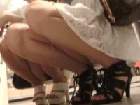 並んでしゃがみパンチラ！具がはみ出てる黒パンツと透けてる白パンツのギャル2人組