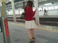 駅構内でスカートめくり！エスカレーターでむちむち下半身エロパンツを狙われる娘たち