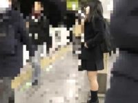 満員電車痴漢！手マンでローターでイジられると何度もピクピクしちゃう敏感制服娘