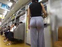 透けすぎパンツ露出！薄すぎるぴちぴちパンツでぷりぷりお尻を見せつけて歩く痴女