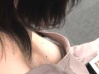 図書館で読書中胸チラ！大人しそうな顔して浮きブラからぷっくら乳輪エロ乳首丸見え