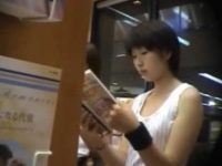 立ち読みギャル胸チラ！屈んだ隙にノースリーブの胸元を狙われるぺちゃぱい浮きブラ
