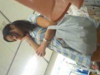 店内パンチラ盗撮！お尻を突き出してスジ入りパンツ丸見えのミニワンピース美少女