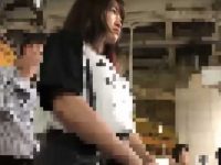 満員電車でスカートに手を入れても抵抗しない柄パンツむちむち女子にローター責め