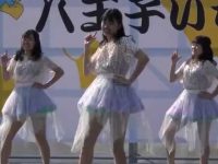 ステージでおっぱいポロリ！ブラがズレて乳首が透けても最後まで笑顔でダンスを披露