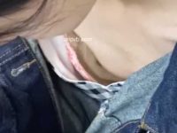 駅ホームで胸チラ！スマホに夢中の美女を上から狙うと使い込んだ濃い目の豆乳首丸見え