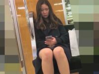 電車対面パンチラ！足を組んだり開いたりしてワザと見せてるようなミニスカギャル