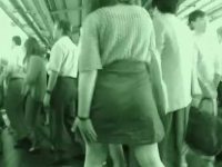 満員電車痴漢！人混みの中でスカートをめくられて足早に逃げるように下車する女性