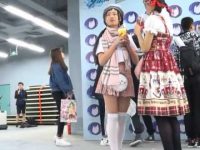 コスプレパンチラ！立ち止まると見せパンからはみ出る生パンツを至近距離逆さ撮り