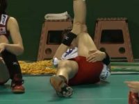 女子バレーの試合前ストレッチ！片足上げたりお尻を突き出したり強調する選手たち