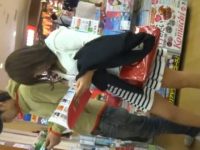 本屋逆さ撮りパンチラ！立ち読み中に食い込み青パンツを見られちゃうミニスカ美女