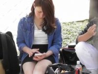 野外座りパンチラ！ガードしてた手が外れると純白パンツ丸見えのタイトミニ美女