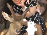 自撮り中にパンチラ！シカと一緒に撮影してると黒パンツを撮影されてる無防備娘