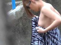 盗撮おっぱいポロリハプニング！乳首を見せても気付かず無邪気に遊んでる子もいる