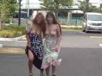 野外露出！上半身裸で全力疾走する子たち！おっぱいの揺れを気にしながら走ってる