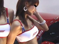 キャンギャル胸チラ盗撮！谷間を狙われてもポーズを決める美女たち