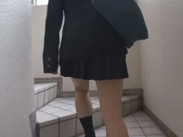 階段女子校生 生足の-5