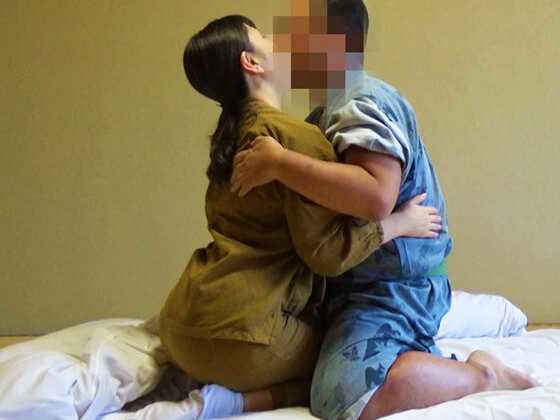 仲居さんが美人でエロ-3