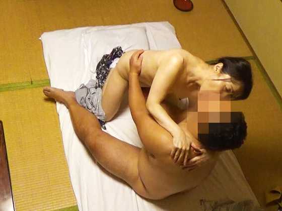 仲居さんが美人でエロ-5