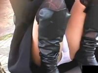 盗撮しゃがみパンチラ！野外で座りお股が緩すぎる女たち、油断しすぎで丸見え