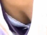 胸チラ盗撮！浮きブラから乳首を見せる女たち、前かがみで隙間ができる小さめのおっぱい