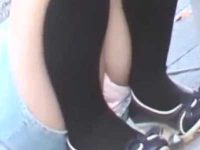 パンチラ盗撮！ミニスカがズリ上がりパンツ丸見えの若妻、前かがみで胸チラも見せる