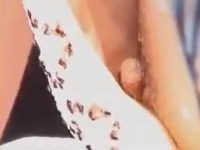 ビキニギャル胸チラ盗撮！プールサイドでブラの中まで日に当たりはっきり見える乳首