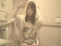 おしっこしながら自撮り！トイレでスマホ片手にかわいい顏を斜め上から撮る女の子