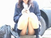 座りパンチラ盗撮！制服姿で座り込み丸見えの具しか隠れてない細すぎ青パンティー