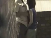 野外でチ〇ポを擦りながら股に足を入れるエロ女！バックで中々挿入できない男