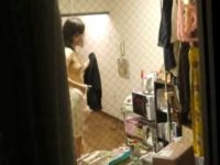 一人暮らし部屋盗撮！着替えてブラを外すといいお尻してるのにぺちゃぱいの女の子