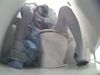トイレでこっそりフェラ抜き「ちょっと座って！」便座に座らせチ〇ポをしゃぶらせる