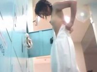 風呂脱衣所盗撮！おっぱいは丸出しでもタオルを巻いてマン毛は見せずに着替える
