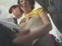 満員電車でチ〇ポを触る逆痴漢！スナップを効かせた高速手コキで精子を飛ばしちゃう