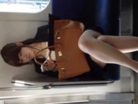 電車対面パンチラ！足を組んで座る美人OLを正面から狙い立ち上がる瞬間チラッ