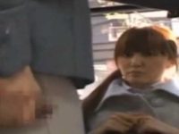 満員バスでチ〇ポを握らせる痴漢！座ってる女性に見えるようにシコシコさせる